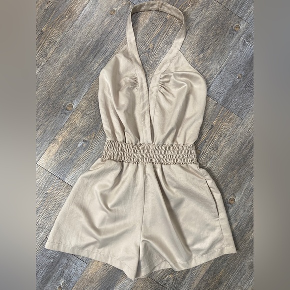 Silence + Noise Urban Outfitters Low Cut Halter Romper Medium Taupe w/ Pockets - Picture 1 of 11